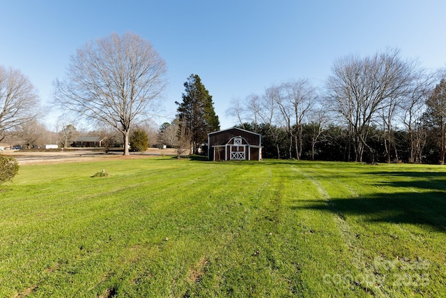 view of yard with an outbuilding