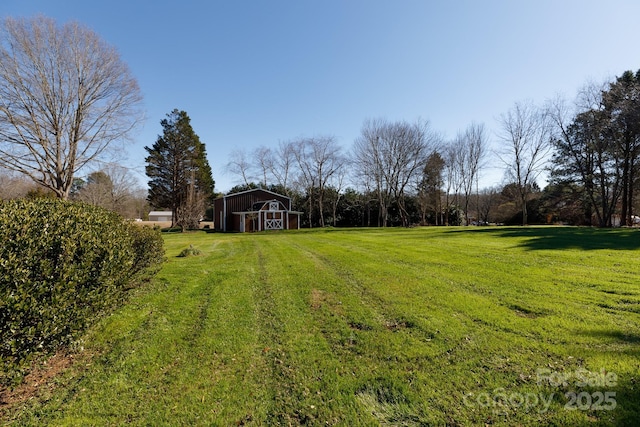 view of yard with an outbuilding