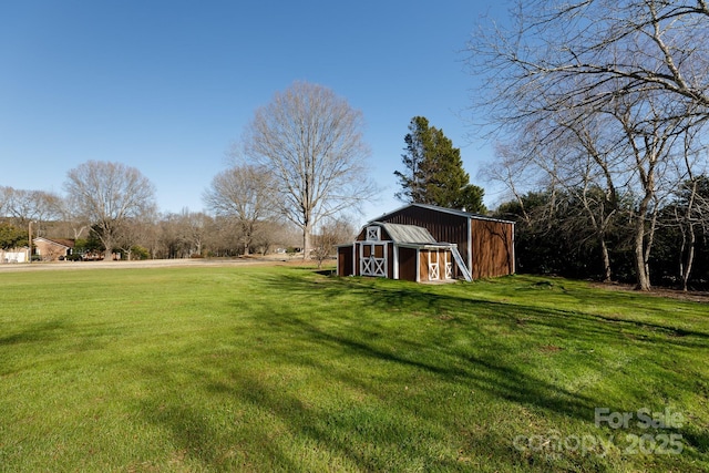 view of yard featuring an outdoor structure