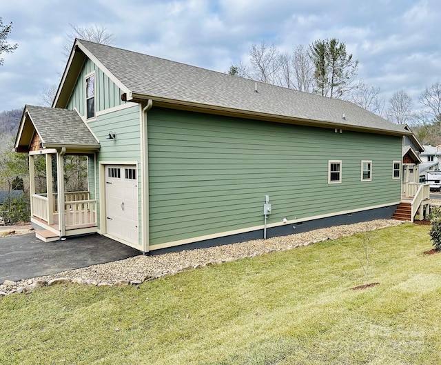 view of side of property featuring a yard