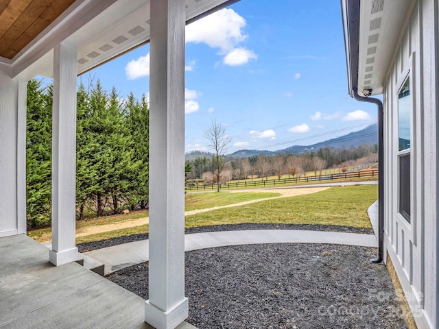 view of yard featuring a rural view