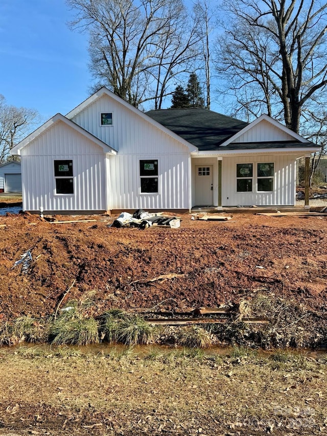 modern inspired farmhouse featuring covered porch