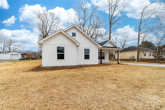 view of front of home featuring a detached garage and a front yard