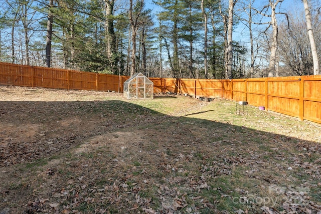 view of yard featuring an outdoor structure