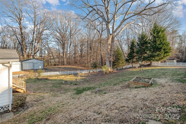 view of yard featuring an outbuilding