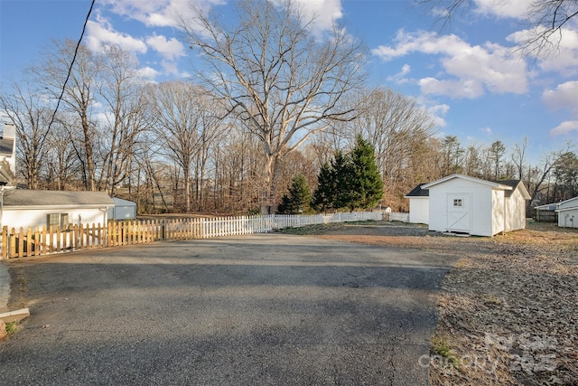 view of yard with a shed