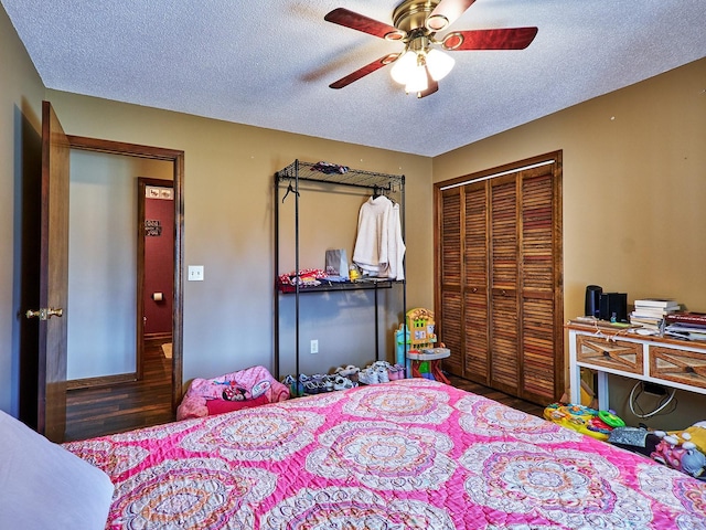 bedroom featuring ceiling fan, a textured ceiling, and a closet