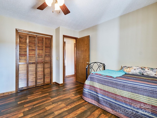 bedroom with ceiling fan, dark hardwood / wood-style flooring, a textured ceiling, and a closet