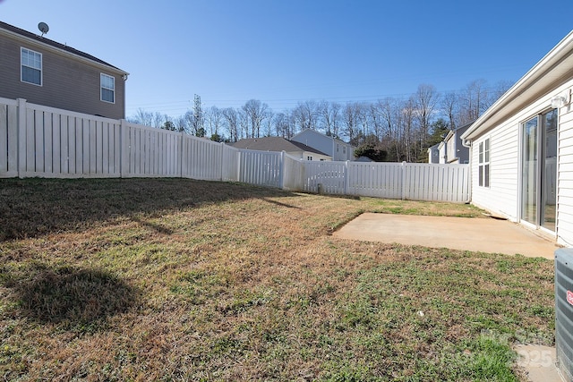 view of yard featuring a patio