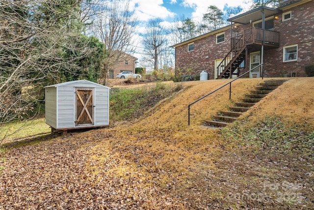 view of yard featuring a shed