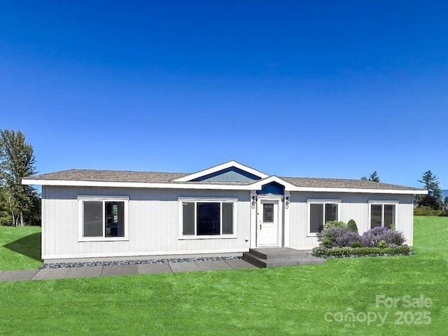 view of front facade featuring a front yard