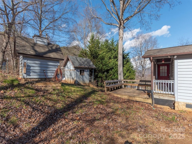 view of yard featuring a storage shed