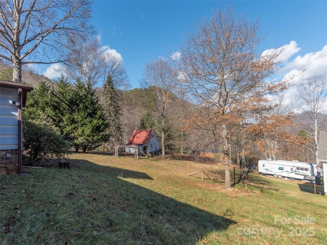 view of yard with a mountain view