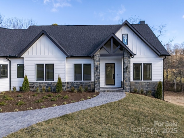 modern inspired farmhouse with a front yard