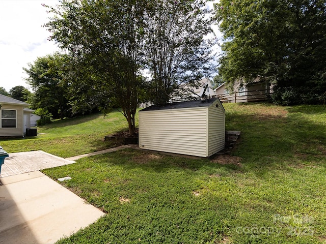 view of yard featuring a storage shed