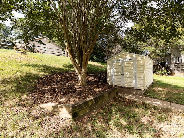 view of yard with a storage unit