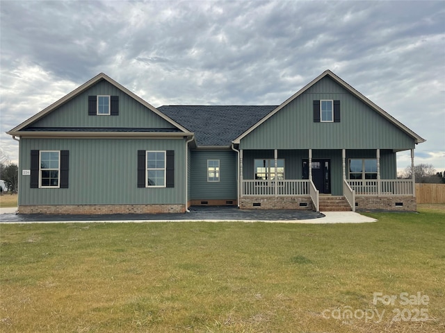 view of front of property featuring covered porch and a front lawn