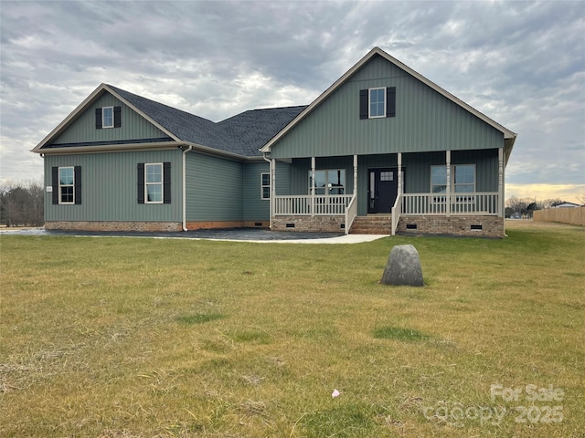 view of front of property featuring a front yard and covered porch