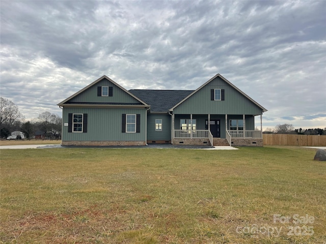 view of front of property featuring a front yard and covered porch