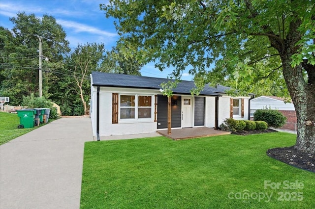 ranch-style house featuring a front lawn and a porch