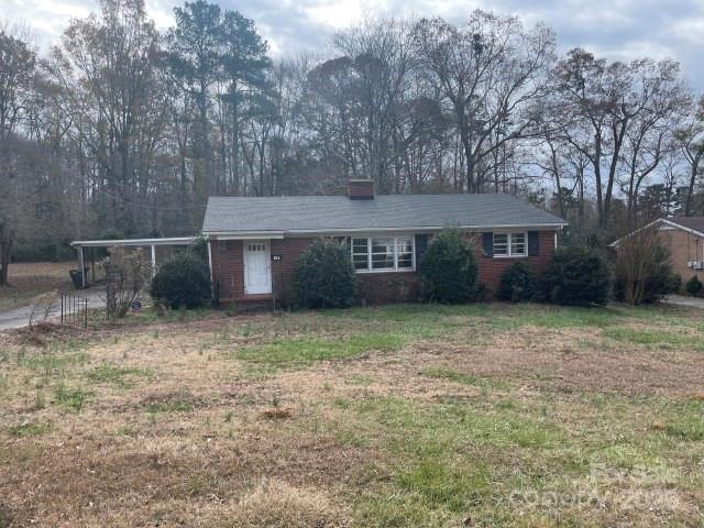 single story home with a front lawn