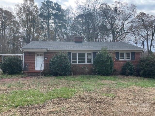 single story home featuring a front yard