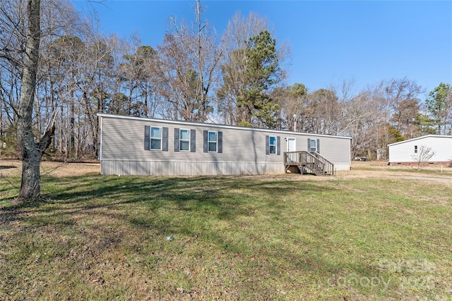 manufactured / mobile home featuring a front lawn