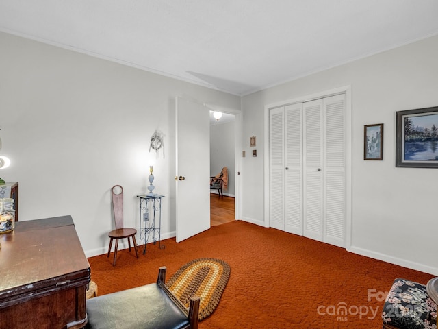 sitting room with crown molding and carpet