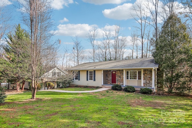 single story home with a front lawn