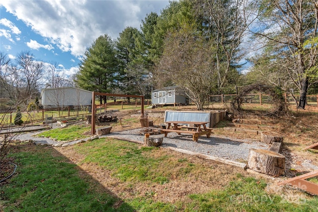 view of yard featuring a storage shed