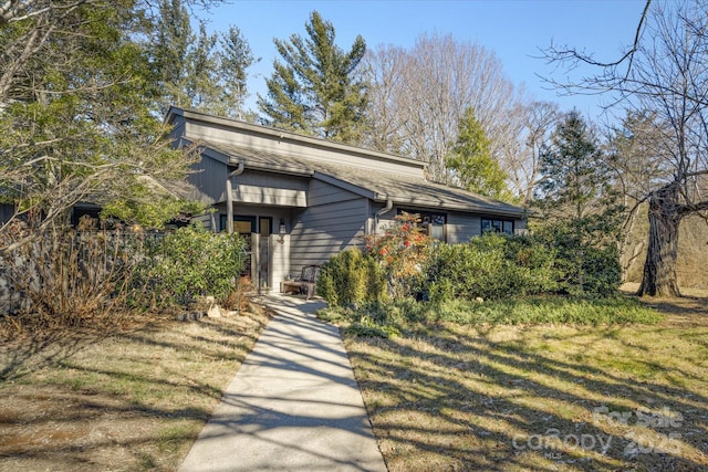 view of front of house with a front yard