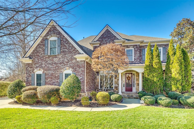 view of front of property featuring a front lawn