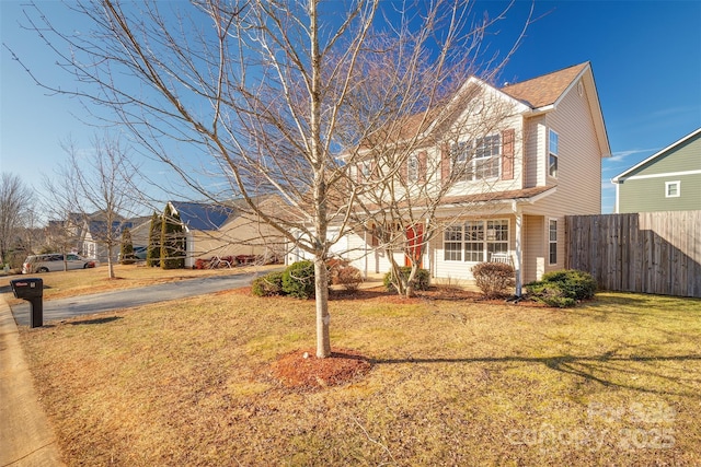 view of front of property featuring a front lawn