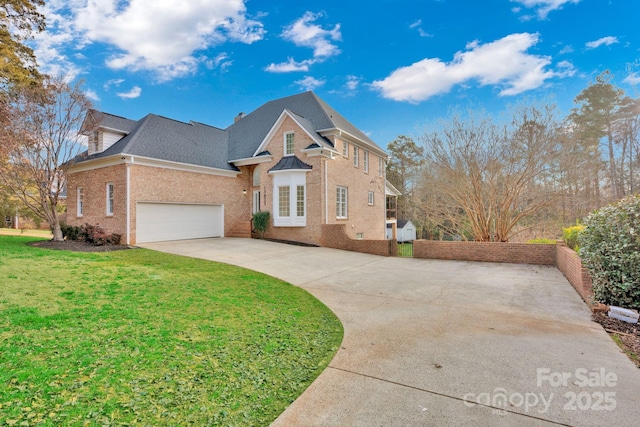 view of front facade with a garage and a front yard