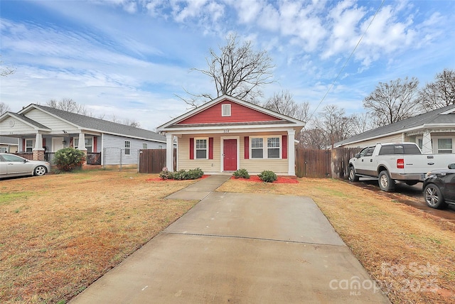 bungalow featuring a front lawn