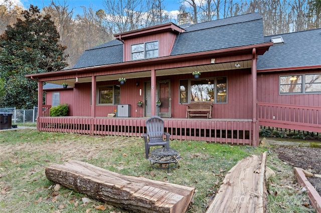 view of front of property featuring covered porch and a fire pit