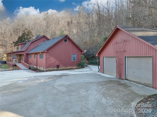 view of side of home featuring an outdoor structure and a garage