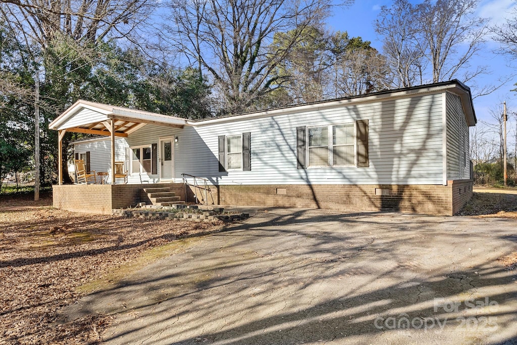 view of front of house featuring covered porch