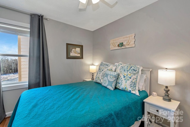 bedroom featuring ceiling fan and a textured ceiling