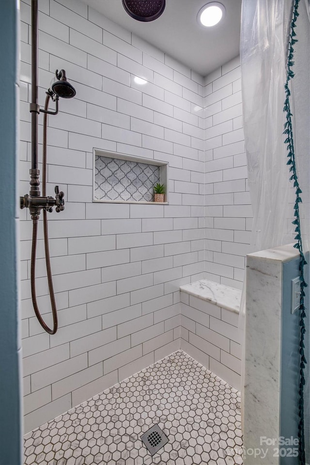 bathroom featuring a shower with shower curtain