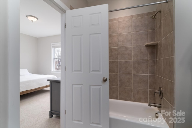 bathroom with tiled shower / bath combo