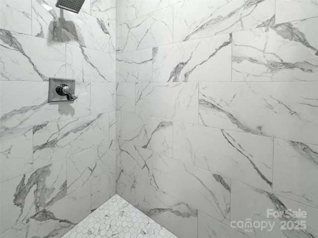 bathroom featuring a tile shower