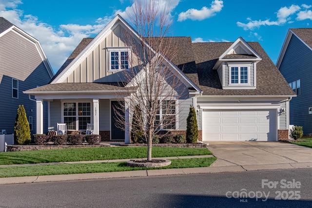 craftsman house featuring a front lawn and a garage