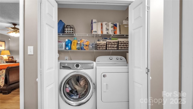 laundry room with ceiling fan, hardwood / wood-style floors, a textured ceiling, and independent washer and dryer