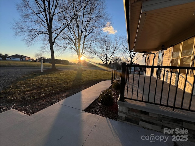 view of yard at dusk