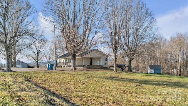 view of yard with a storage shed