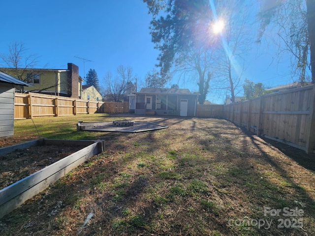 view of yard with an outbuilding