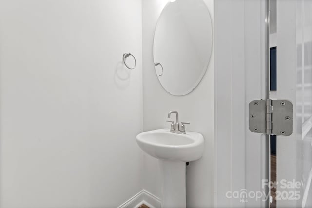 bathroom featuring a sink and baseboards