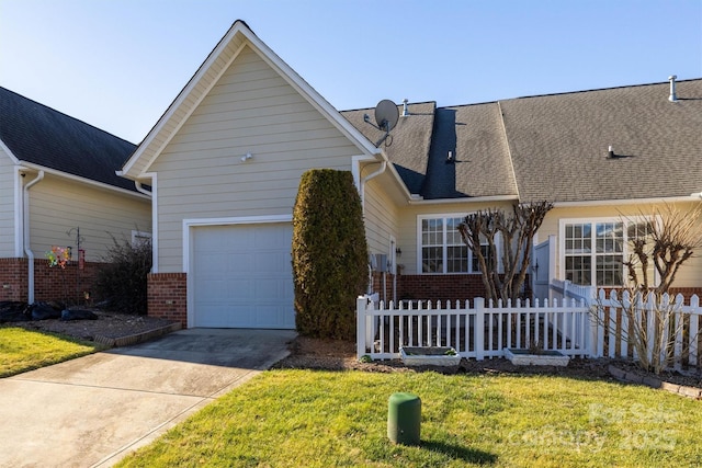 view of front of home featuring a front yard and a garage