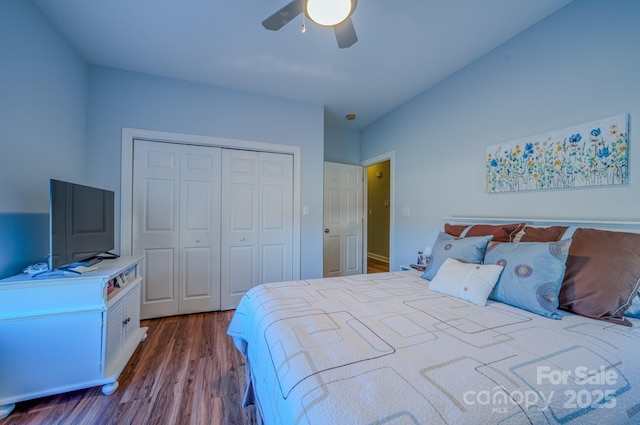 bedroom with ceiling fan, dark wood-type flooring, and a closet